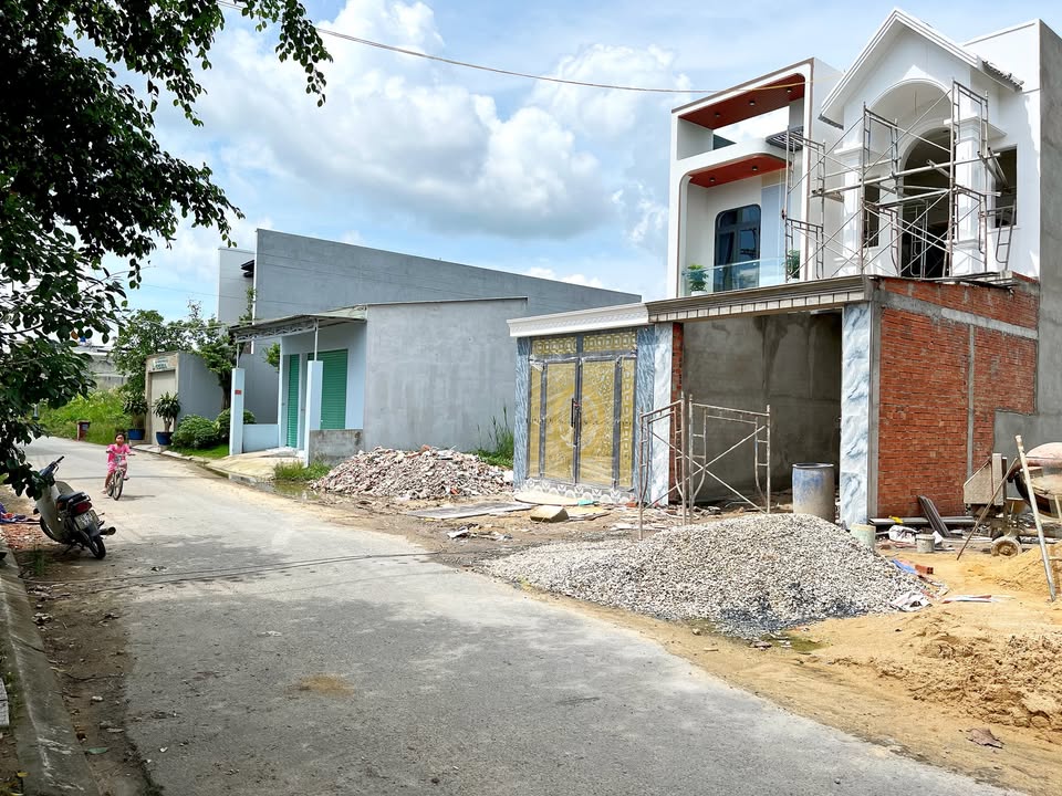 Nhà phố khu dân cư Trần Anh, Đức Hòa, Long An 100m² giá 3.05 tỷ - Vị trí đắc địa, tiện kinh doanh!