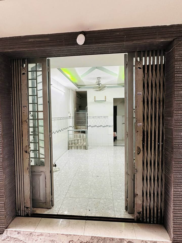 Nhà nhỏ quận 6 43m² giá 2.5 tỷ - Gần chợ Bà Hom, cho thuê ngay!