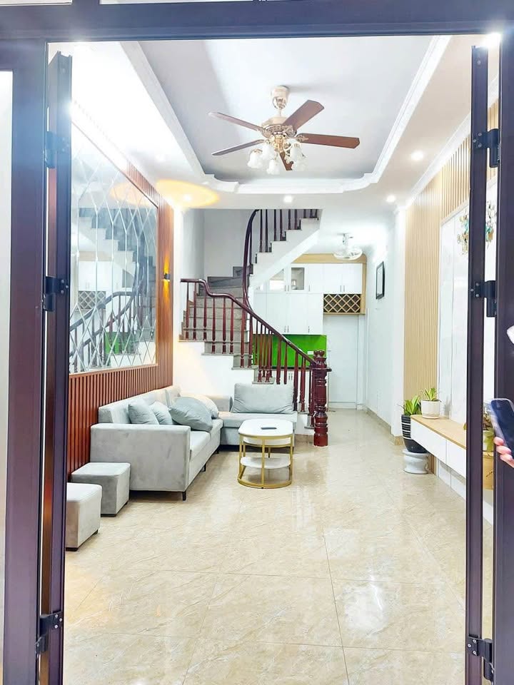 Nhà phố Lĩnh Nam 30m² giá 7.45 tỷ - Ô tô vào tận nơi, đầy đủ nội thất!