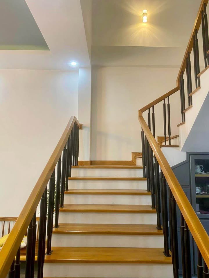 Nhà cho thuê 2 tầng mặt tiền Đinh Nhật Tân 90m² - Thiết kế đẹp, đầy đủ nội thất!