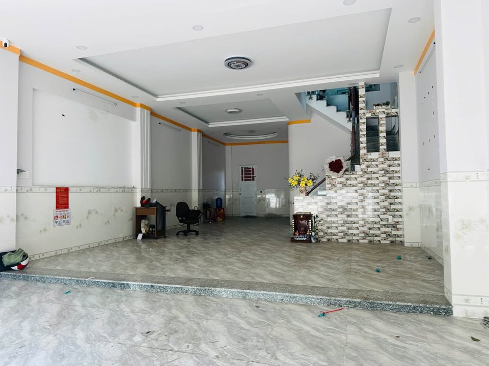 Nhà mặt tiền kinh doanh Dĩ An 114m² giá 7.8 tỷ - Cơ hội đầu tư sinh lời lớn!