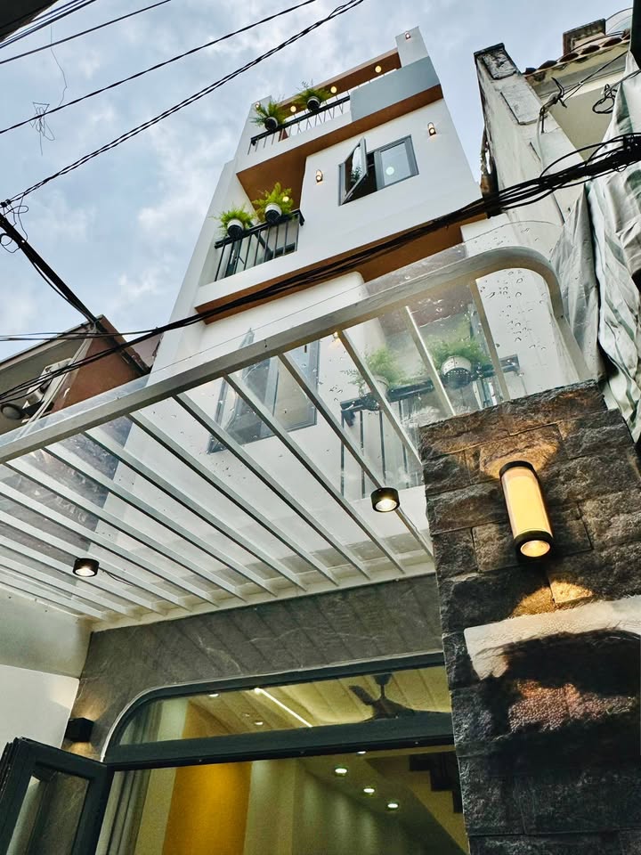 Nhà đẹp 6 phòng tại Phú Nhuận 35.7m² giá 6.75 tỷ - Gần Quận 1, tiện ích đầy đủ!