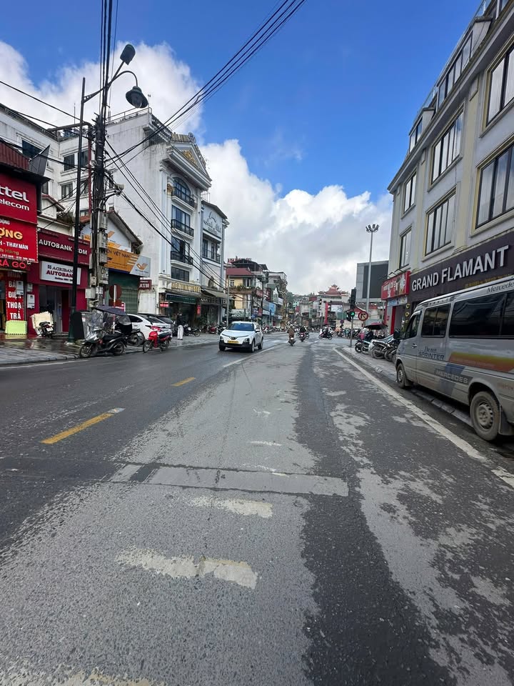 Nhà đẹp Sa Pa 45m² giá 12 tỷ - Vị trí đắc địa gần chợ!