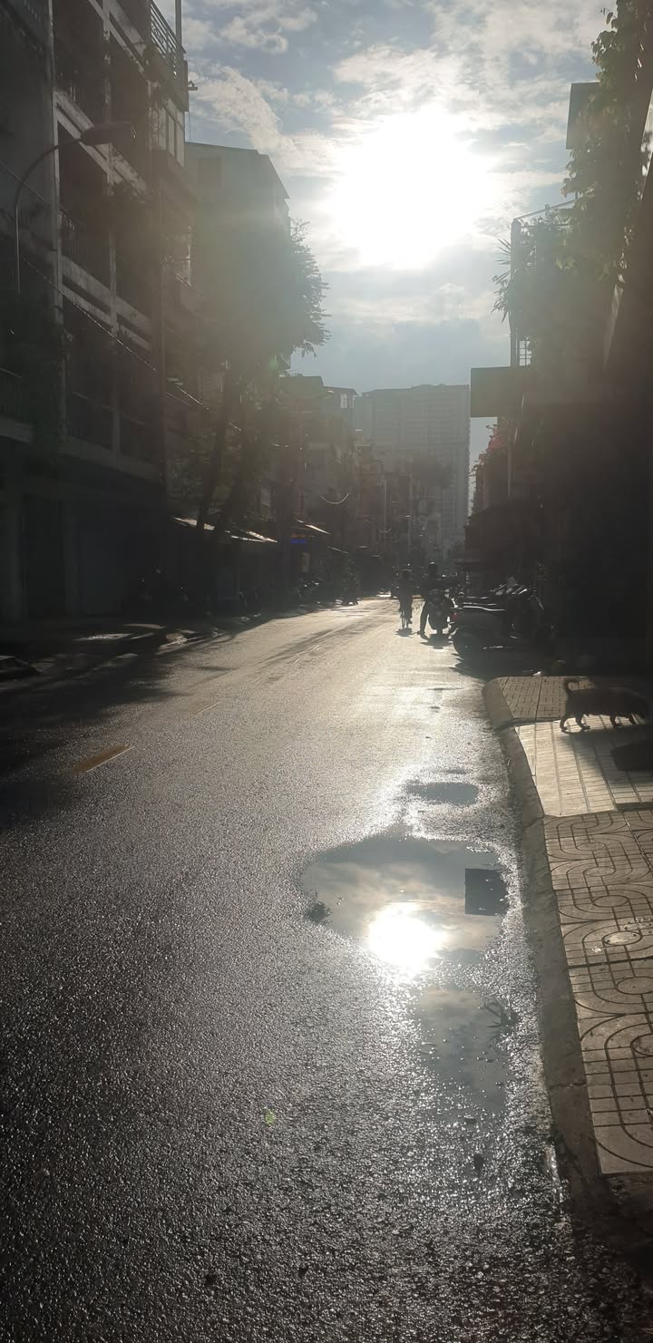 Nhà mặt tiền Nhật Tảo 37m² giá 10.5 tỷ - Full nội thất sang trọng, kinh doanh tuyệt vời!