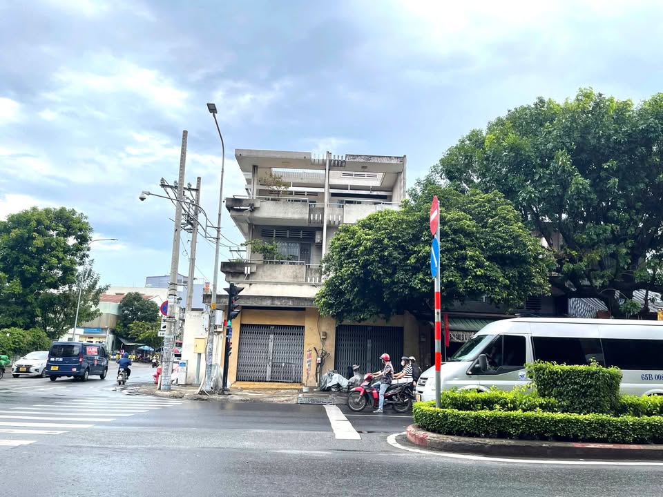 Cho thuê mặt bằng FrontHouse 250m² tại Lạc Long Quân - Khu vực sầm uất gần ngân hàng và trường học!