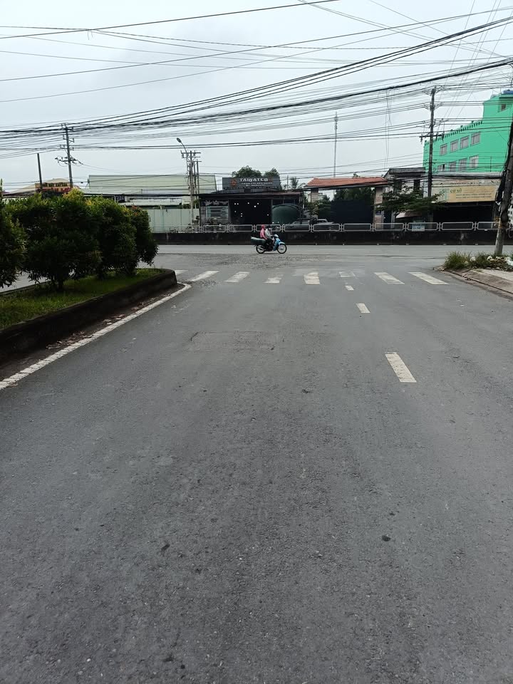 Đất thổ cư Bến Lức 83m² giá chỉ 4.5 tỷ - Mặt tiền đường Nguyễn Văn Tiếp!