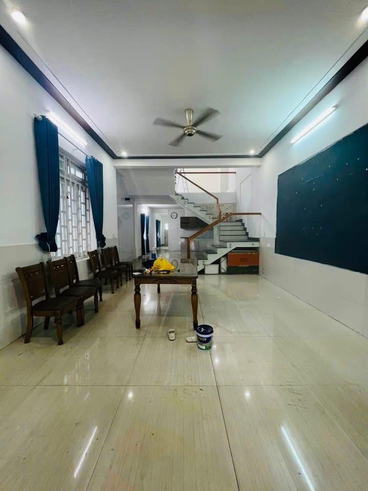 Nhà 3 tầng cho thuê mặt tiền đường Nguyễn Xí, Đà Nẵng 100m² - Giá chỉ 11 triệu/tháng!