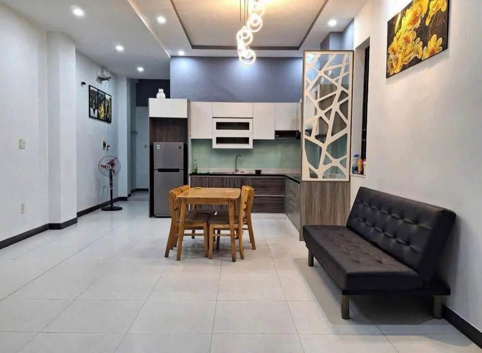 Nhà cho thuê mặt tiền đường Bùi Tá Hán, Đà Nẵng - Diện tích 180m² - Full nội thất sang trọng!
