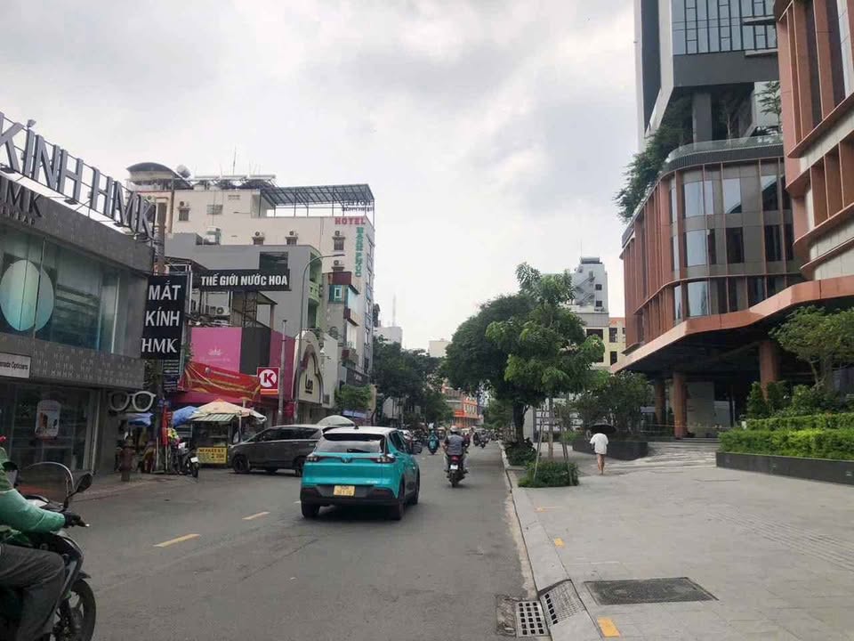 Nhà Mặt Tiền Kinh Doanh Nguyễn Trãi 105m² giá 45 tỷ - Vị trí đắc địa hiếm có!