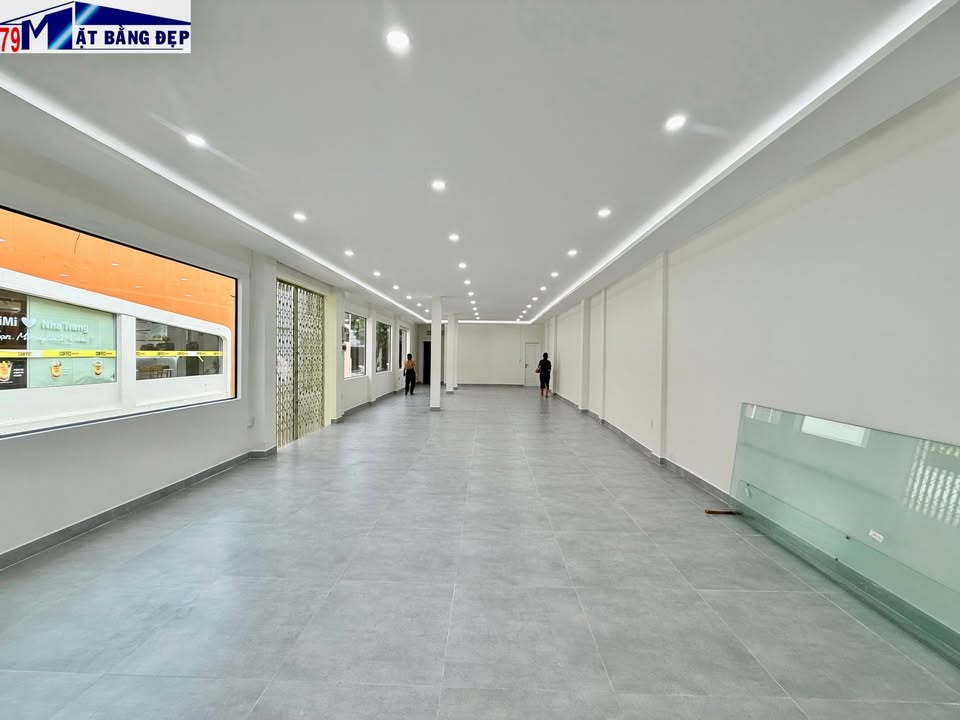 Nhà nguyên căn mặt tiền Nguyễn Thị Minh Khai 180m² giá 75 triệu - Kinh doanh tự do!