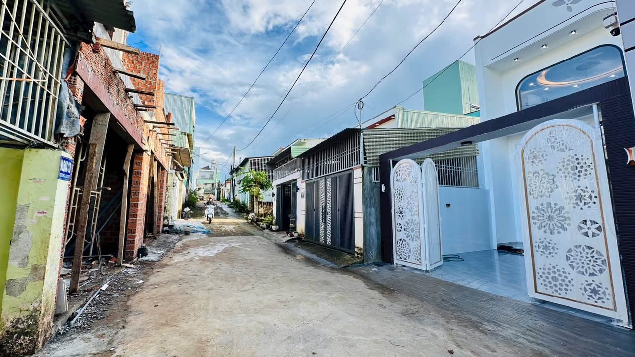 Nhà phố Hẻm 90 Trường Chinh, Pleiku 115m² giá 2.2 tỷ - Thiết kế hiện đại, sân ô tô thoáng mát!