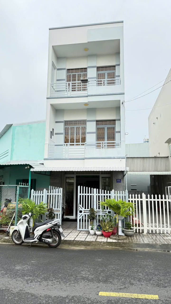 Nhà phố đường Trần Cảnh, phường Long Xuyên 72m² giá 3.95 tỷ - Nhà đẹp, sẵn sàng vào ở!