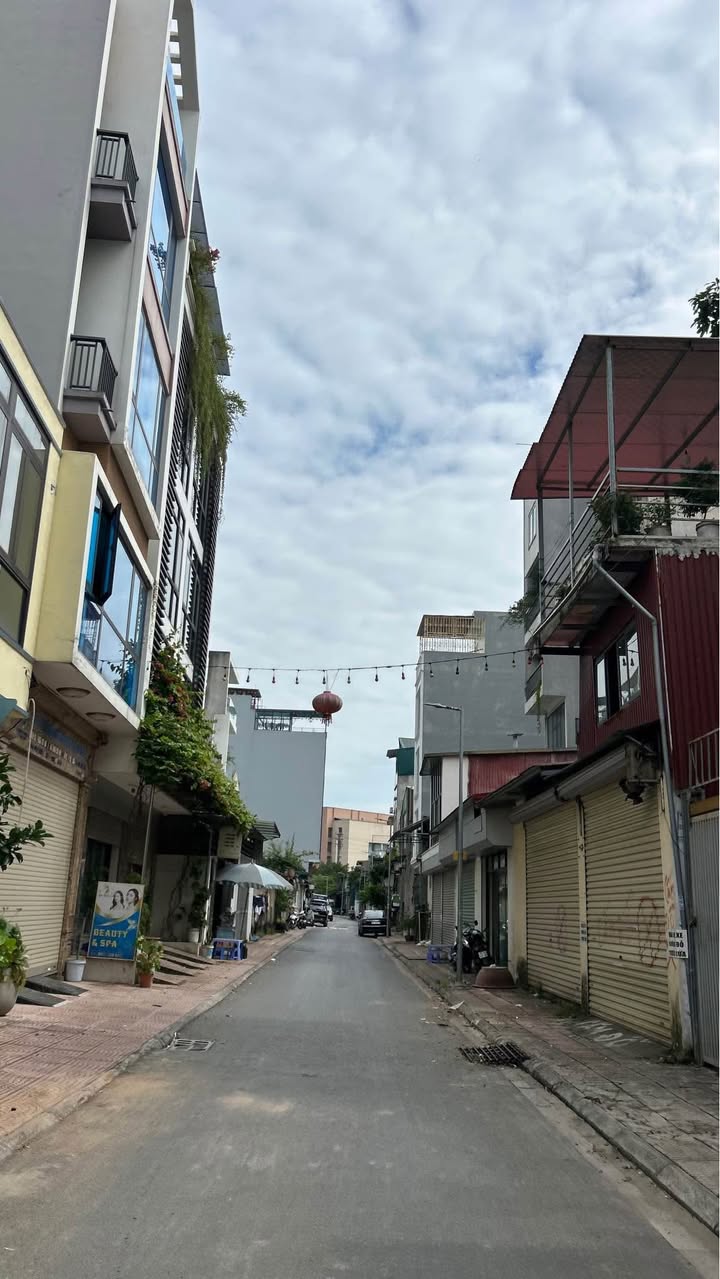 Đất nền Việt Hưng 65m² giá 8 tỷ - Sổ đỏ chính chủ, ô tô tránh thông thoáng!