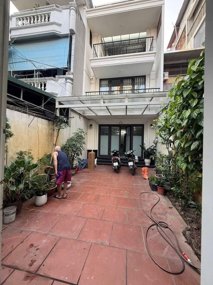 Nhà nguyên căn 70m² Ngọc Thụy 15 triệu - Ô tô vào tận sân