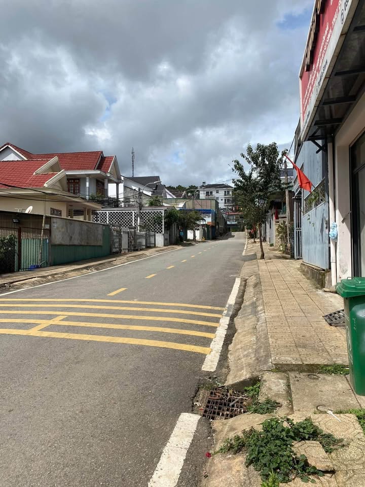 Nhà mặt tiền đường Lạc Long Quân, phường Lang Biang, Đà Lạt 147m² giá 4.9 tỷ - Sẵn sổ công chứng!