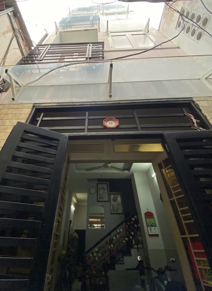 Nhà phố Nguyễn Văn Cừ, Quận 1 - 33m² giá 7.5 tỷ - Cần bán gấp!