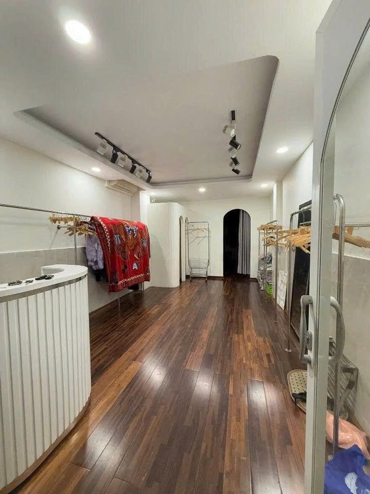 Nhà hẻm xe hơi đường Cách Mạng Tháng 8, Q10 - Nhà mới đẹp, vào ở ngay!