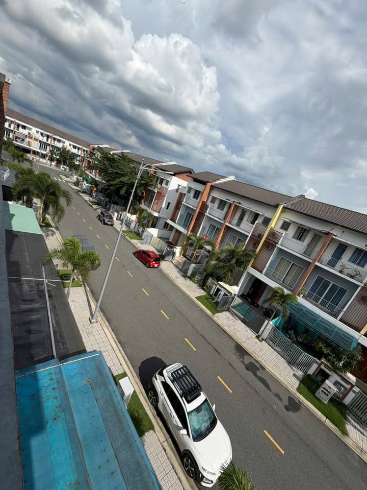 Cho thuê townhouse 3 tầng Sun Casa Hòa Phú 166m² giá 13 triệu - Full nội thất sang trọng!