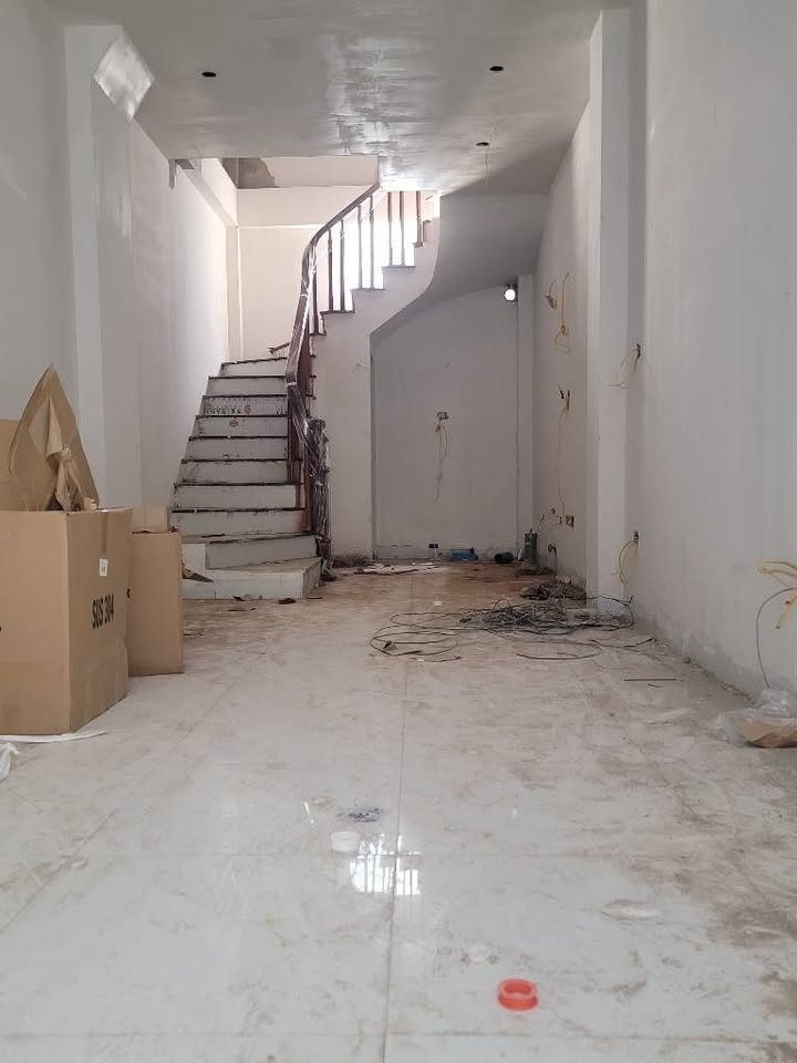 Nhà bán chính chủ Phường Lĩnh Nam 30m² giá 5.95 tỷ - Vị trí đắc địa, tiện ích ngập tràn!