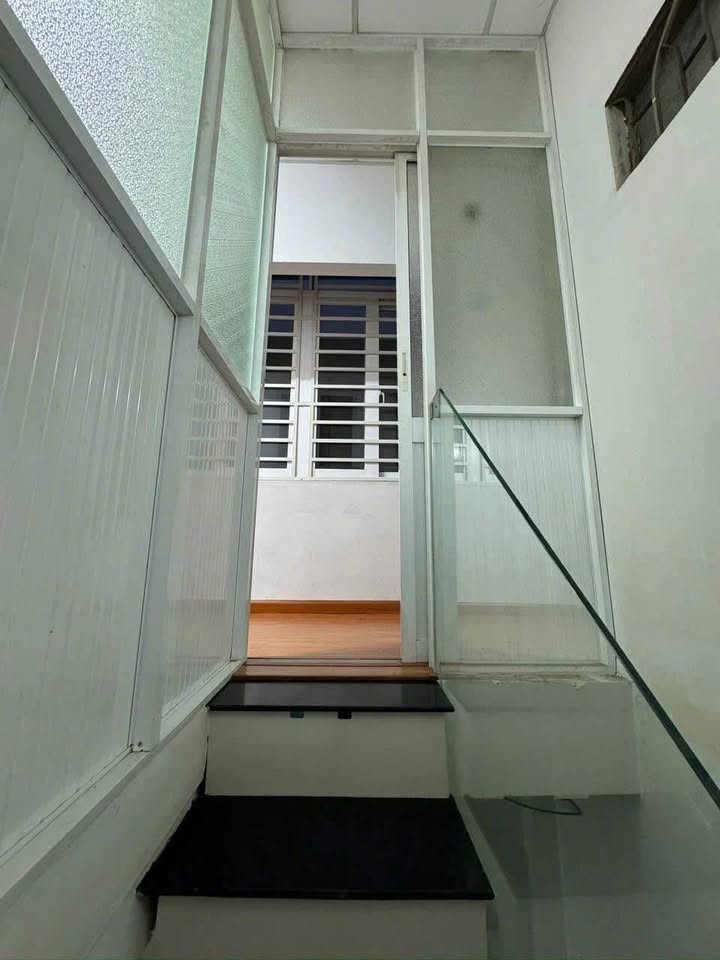 Nhà cho thuê hẻm 1/ đường Hà Đặc, Q12, 30m² - Full nội thất, giá 3.8 triệu/tháng!