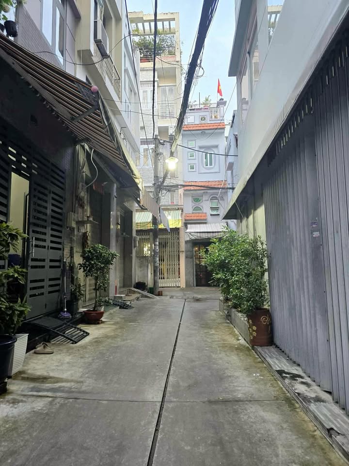 Nhà Lê Thị Bạch Cát, Quận 11, 43m² giá 5.5 tỷ - Tiện xây mới!