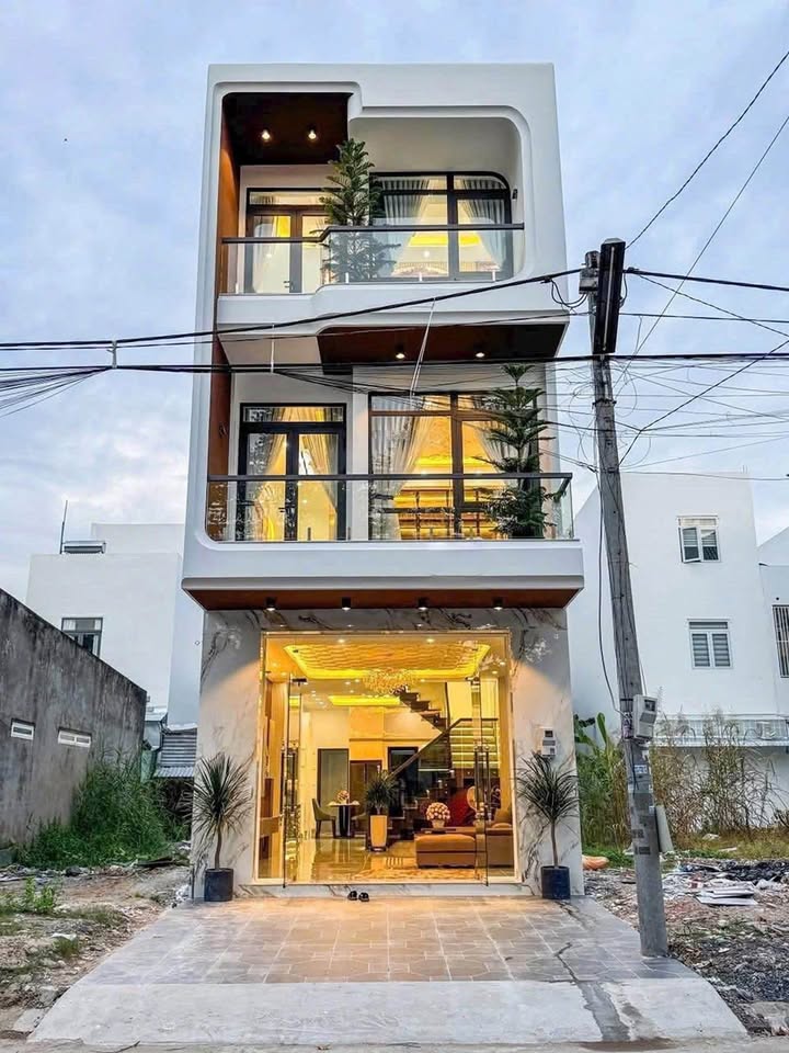 Nhà 3.5 tầng đường Nguyễn Bình Khiêm Móng Cái 72m² giá 5 tỷ - Thiết kế hiện đại, vị trí vàng!