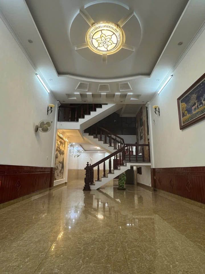 Nhà 3 tầng Phạm Ngũ Lão, Móng Cái 100m² giá 5.9 tỷ - Cơ hội đầu tư tuyệt vời!