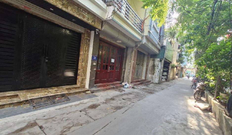 Nhà đẹp phân lô Hoàng Quốc Việt 58m² giá thương lượng - Khu dân trí cao, ô tô đỗ cửa!