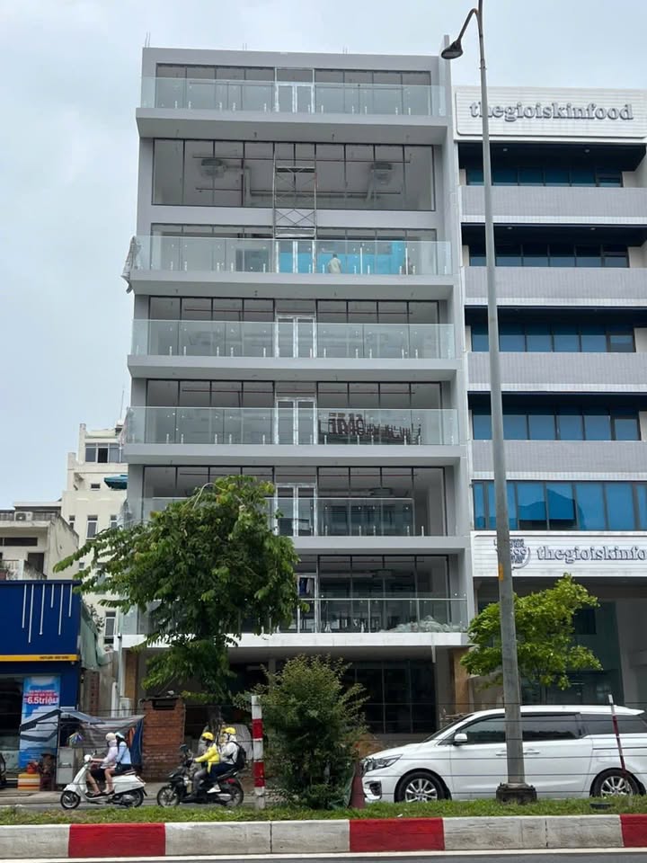 Cho thuê tòa nhà mặt tiền Cộng Hòa, Tân Bình, 1.500m² - Vị trí đắc địa, giá tốt!