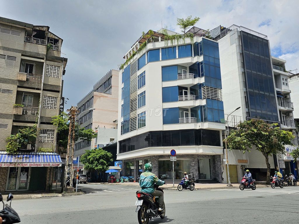 Building cho thuê góc ngã 3 Nguyễn Văn Cừ - Phan Văn Trị, Quận 5, 135m² - Kinh doanh sầm uất ngay vị trí đắc địa!