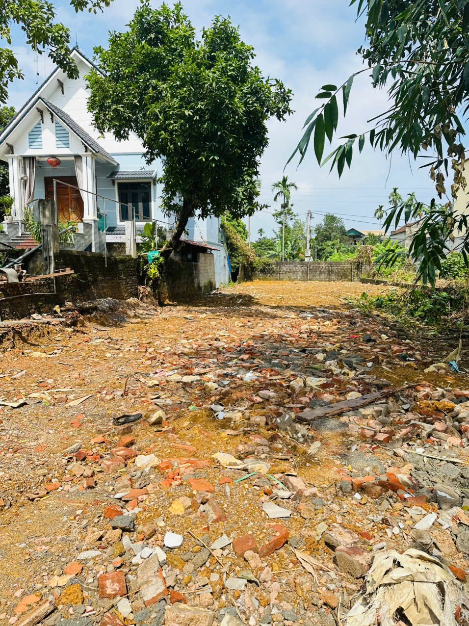 Nhà mặt tiền Quốc lộ 300m² tại Đông Tiến, Xuân Mai - Giá chỉ 4 tỷ!