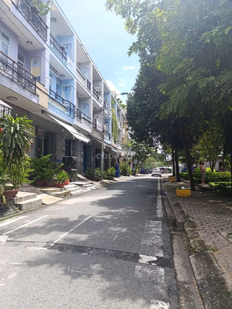 Nhà mặt tiền đường Bình Phú 75m² giá 11.8 tỷ - Đối diện công viên thoáng mát!