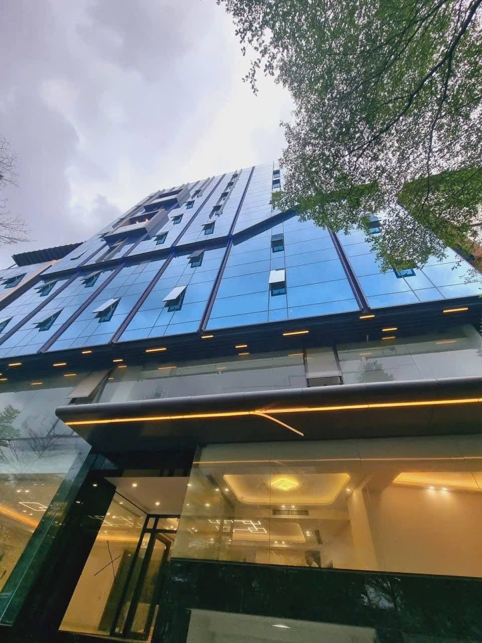 Bán tòa văn phòng triệu đô đường Láng Đống Đa 242m² giá 260 tỷ - Đẳng cấp kinh doanh vượt trội!