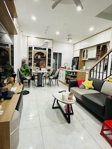 Nhà bán Lãnh Binh Thăng, Quận 11, 64m² giá 10.8 tỷ - Xe hơi ngủ trong nhà!