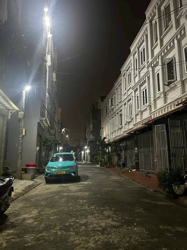 Nhà phố đẹp quận 9 52m² giá 6.399 tỷ - Hẻm ô tô, dân trí cao!