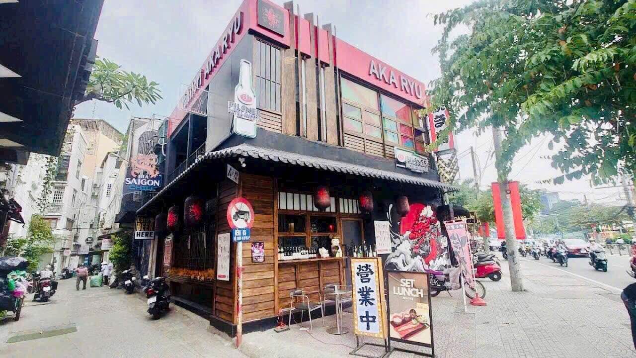 Cho thuê nhà góc 2 mặt tiền đường Cách Mạng Tháng 8, Quận 1 - Diện tích 144m², bàn giao ngay!