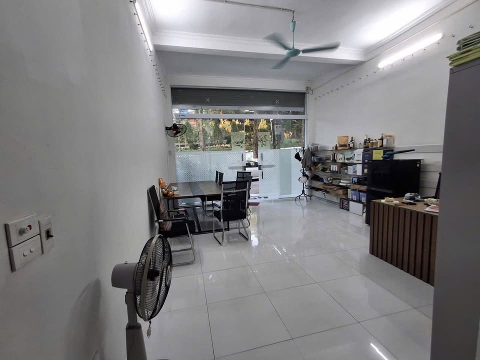 Nhà 3.5 Tầng Đường Nguyễn Huệ Lào Cai 100m² giá 5 tỷ - Kinh doanh sầm uất!