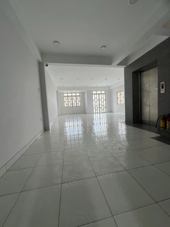 Cho thuê tòa nhà 5 tầng mặt tiền Tô Ký, Quận 12 - Phù hợp cho gia đình lớn hoặc văn phòng!