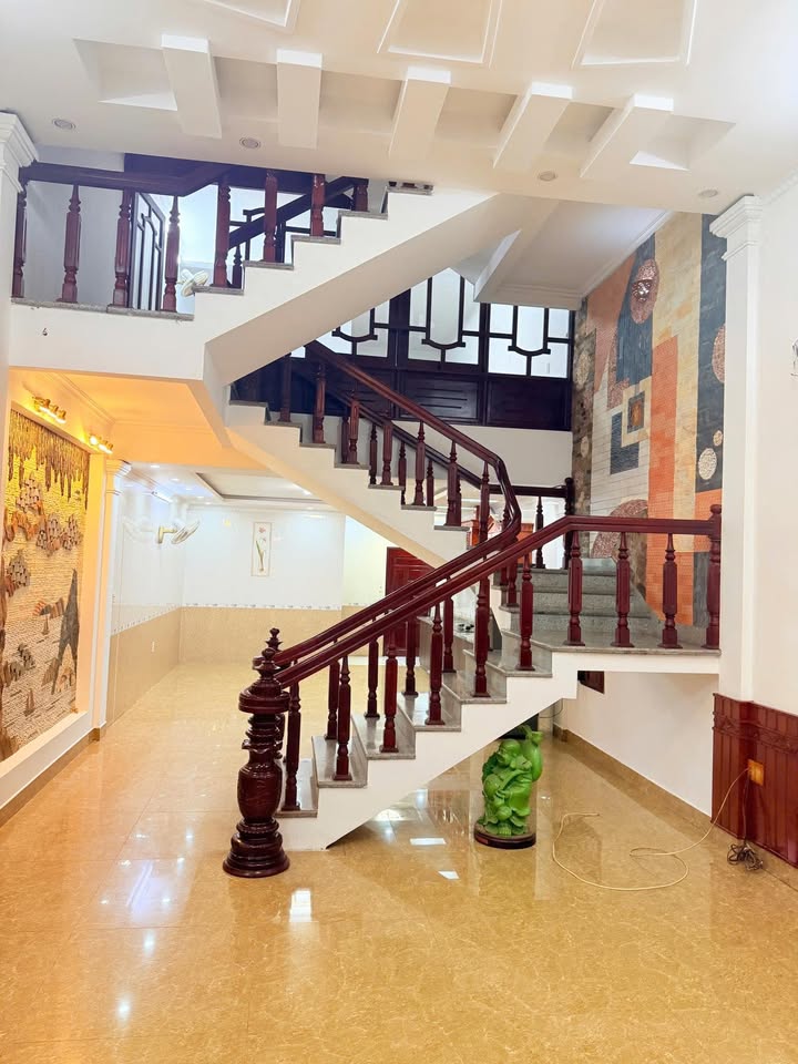 Nhà 3 tầng Phạm Ngũ Lão, Móng Cái 100m² giá chỉ 5 tỷ - Tiện nghi đầy đủ!