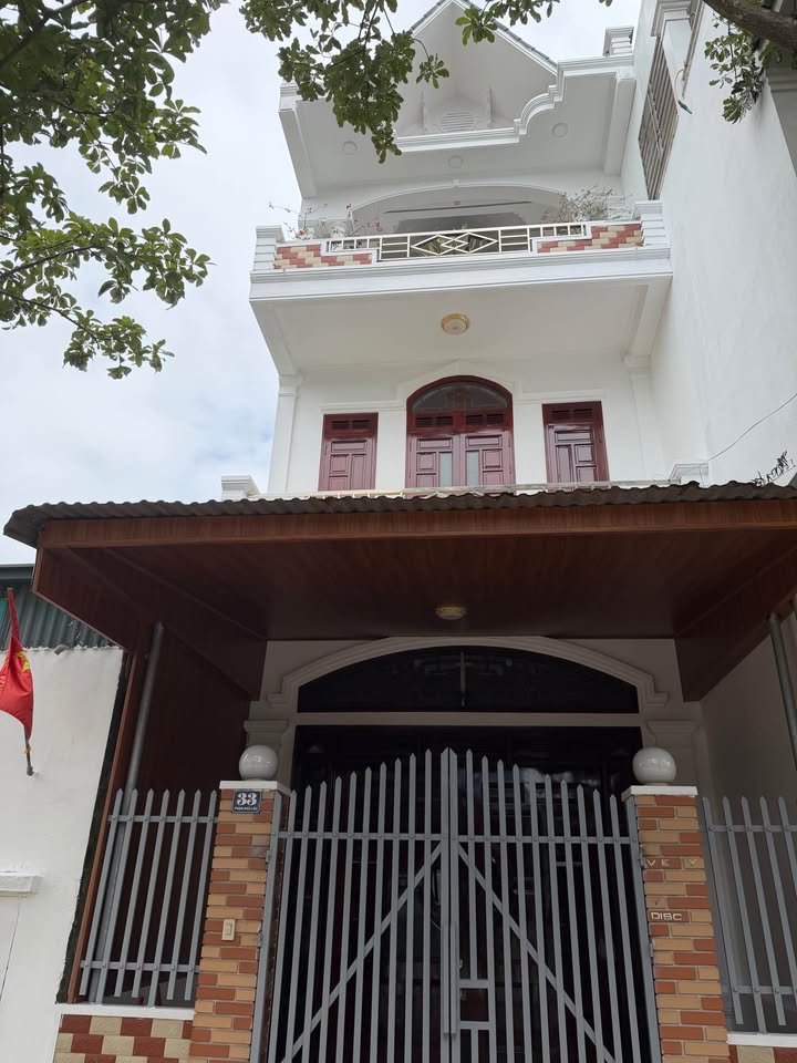 Nhà phố 3 tầng mặt tiền đường Phạm Ngũ Lão Móng Cái 100m² - Đầu tư sinh lời 30 triệu/tháng!