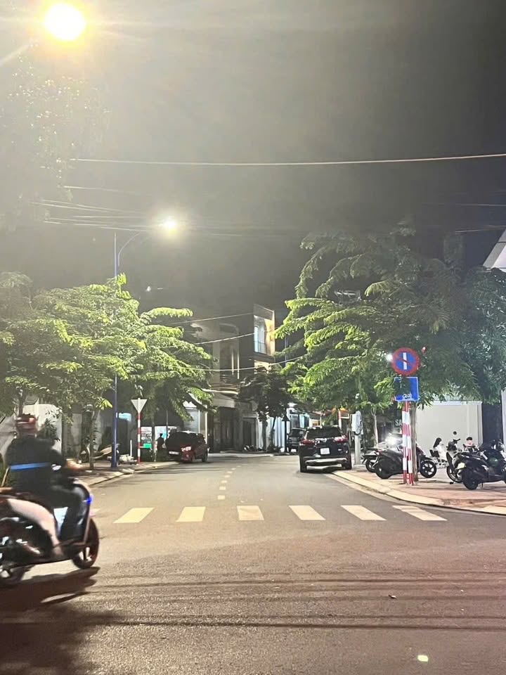 Nhà 1 trệt 3 lầu mặt tiền Hoàng Việt, Vũng Tàu 92m² giá 12.6 tỷ - Cơ hội đầu tư tuyệt vời!