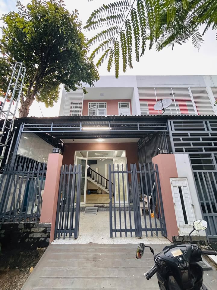 Nhà phố cho thuê tại Khu đô thị Phú Cường, Rạch Giá, 100m² - Giá chỉ 9 triệu/tháng!