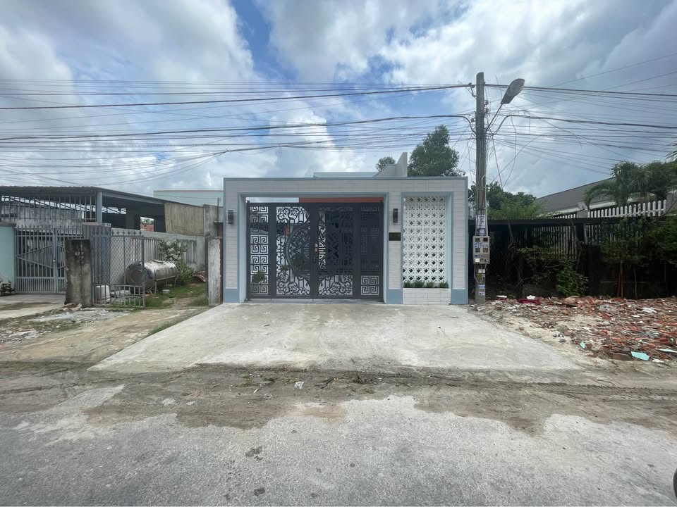 Nhà phố 300m² tại hẻm 2 Ngô Quyền, phường Hoà Thành chỉ 1.85 tỷ - Phù hợp cho gia đình!