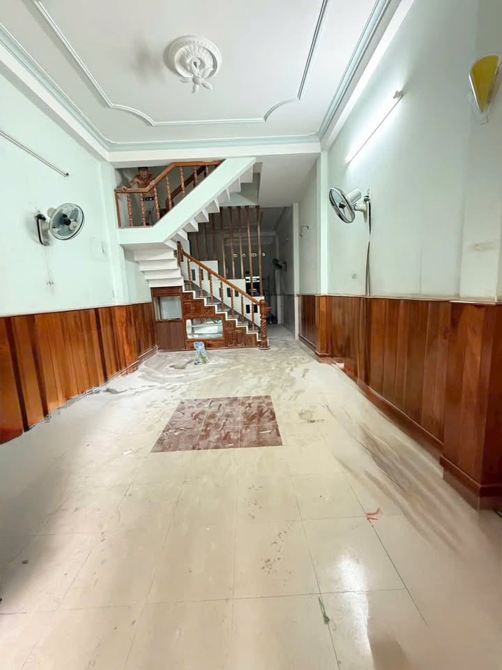 Nhà mặt tiền đường Ôtô khu Lý Thái Tổ - Nguyễn Văn Cừ, Quy Nhơn 3PN giá 9,5 triệu - Phù hợp kinh doanh!