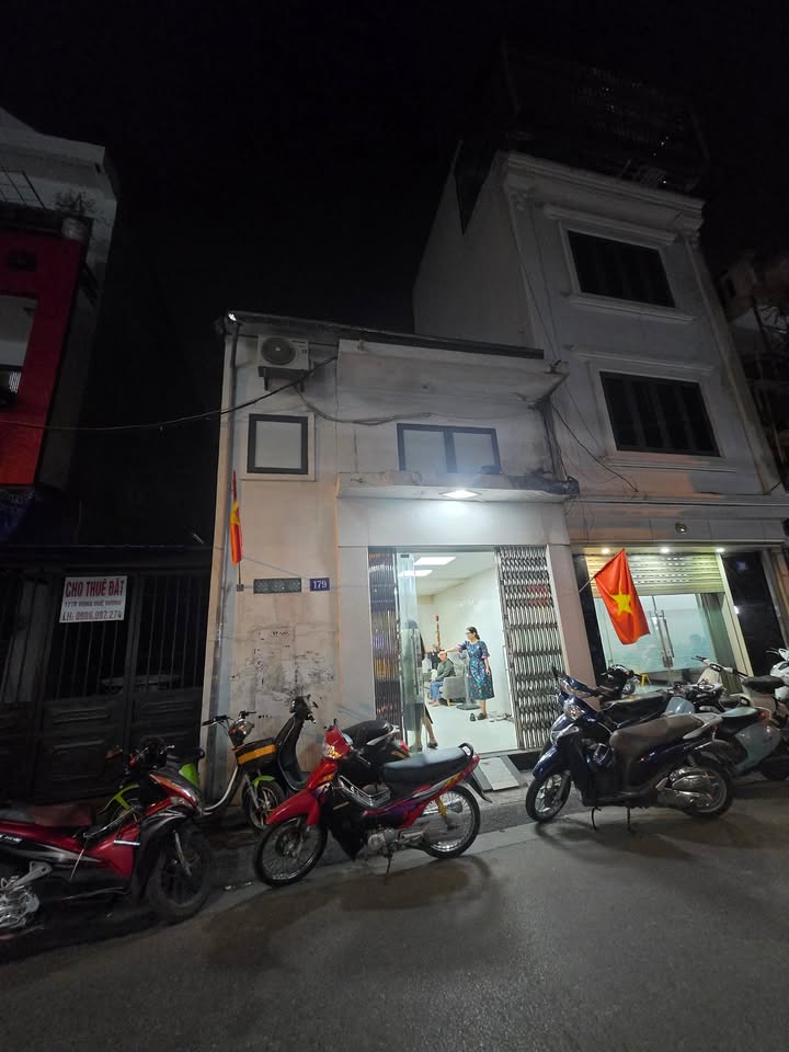 Nhà 2 tầng mặt đường Hùng Duệ Vương 30m² giá chỉ 2.99 tỷ - Cơ hội đầu tư tuyệt vời!