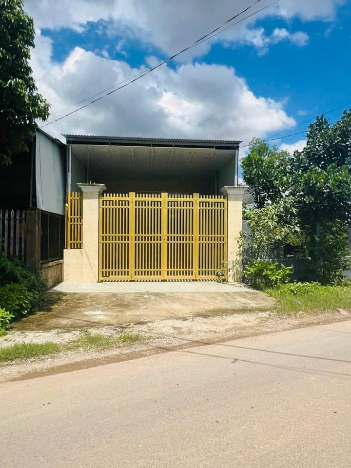 Nhà bán Long Phước, Long Thành 200m² giá 3 tỷ - Có sân đậu xe rộng!