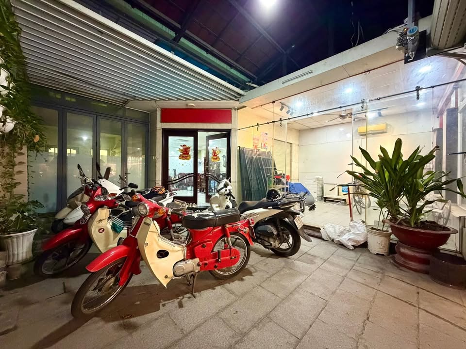 Mặt tiền hẻm Nguyễn Gia Trí, Bình Thạnh - Diện tích 180m² - Giá 32.5 tỷ - Kinh doanh thuận lợi!