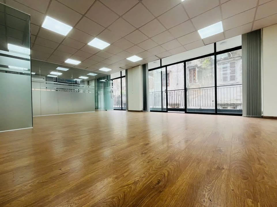 Sàn văn phòng 200m² Hoàng Quốc Việt, Cầu Giấy - Thiết kế hiện đại, giá 27 triệu/tháng!