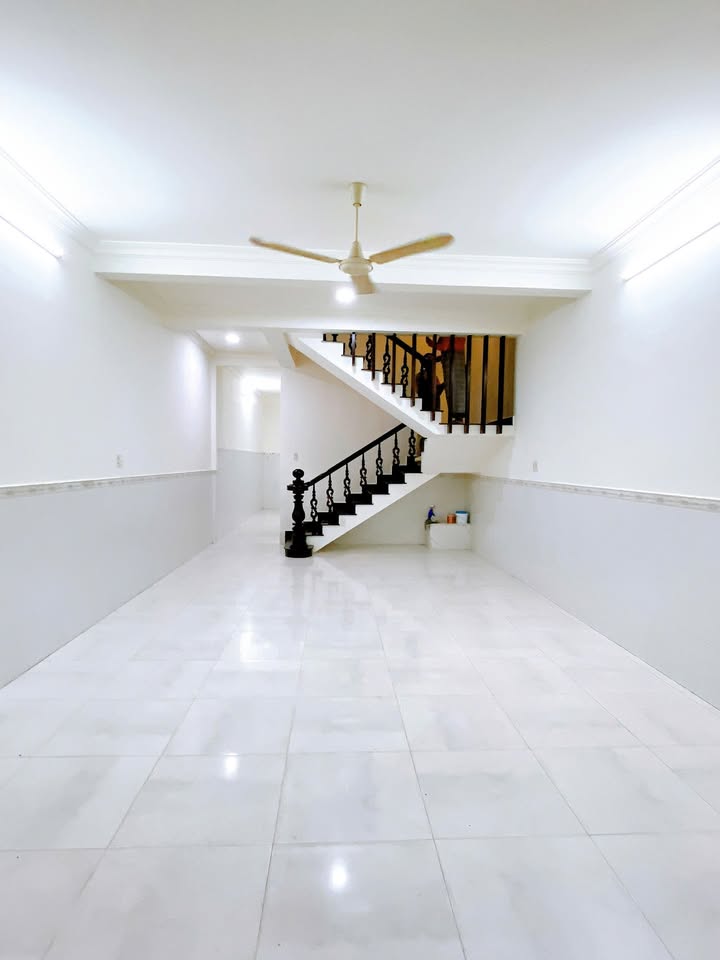 Nhà cho thuê mặt tiền đường Hiền Vương, Q. Tân Phú - 90m² giá 21 triệu/tháng