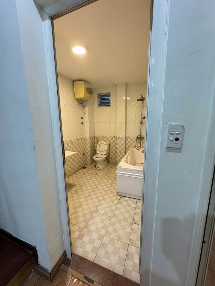 Cho thuê nhà 3 tầng tại ngõ 97 Văn Cao, Ba Đình, Hà Nội 150m² - Diện tích rộng, ô tô tránh nhau!